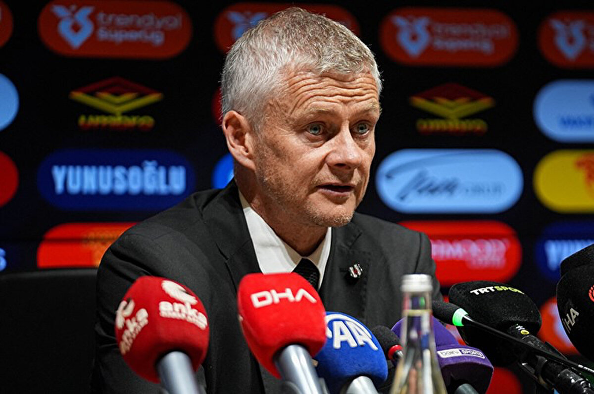 Haberde Solskjaer'in Fenerbahçe derbisine de 4-6-0 taktiğiyle çıkmayı düşündüğü ve bu planda Rafa Silva'ya güvendiği belirtildi. Ek olarak Anderson Talisca'yı durdurmak için Amir Hadziahmetovic'in görevlendirileceği kaydedildi.<br>