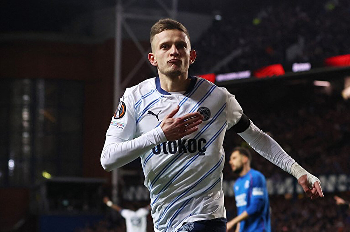 Fenerbahçe'de Sebastian Szymanski yolcu. Sarı-lacivertlilerin geçen sezon kadrosuna kattığı Szymanski, Dinamo Moskoa'dan 9 milyon 750 bin euroya transfer edilmişti.<br>