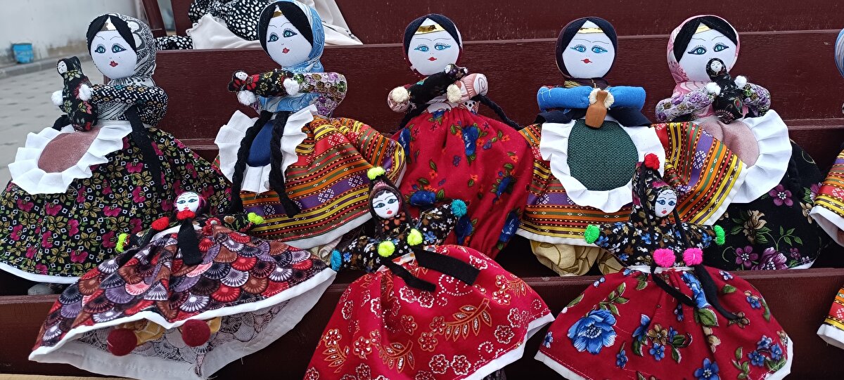 Kapadokya'nın giriş kapısı olarak bilinen Kayseri'nin Yeşilhisar ilçesi Soğanlı Mahallesi'nde yaşayan Ayşe Aplak, yaklaşık 42 yıl önce anneannesinin yanında bez bebek yapmayı öğrendi.