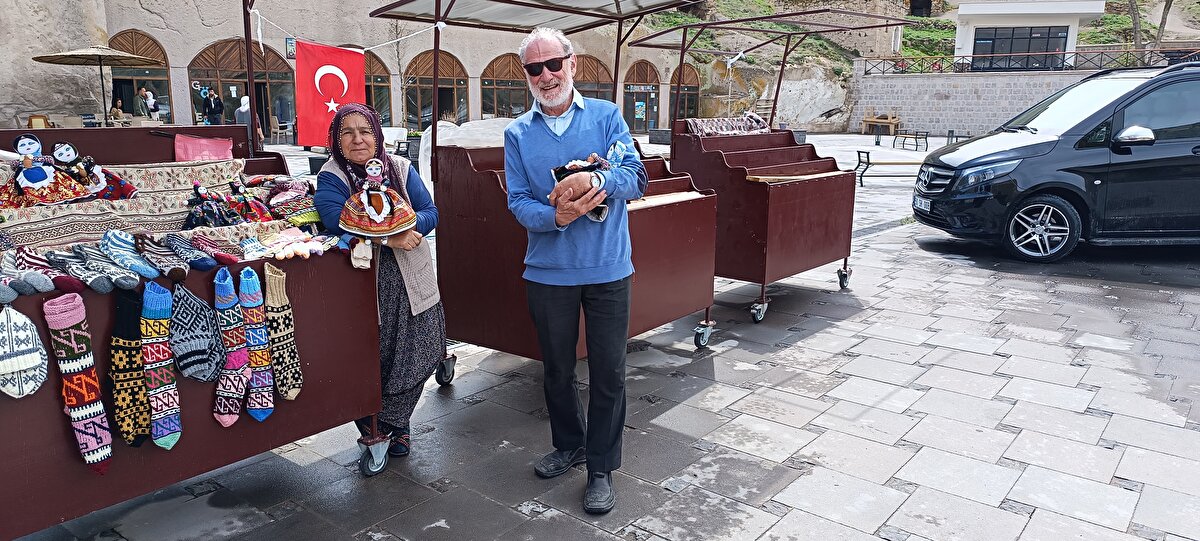Turist geldiğinde bebek satıyoruz. Gidince gözleme yapıyoruz. 5 dil biliyorum Fransızca, İtalyanca, İspanyolca, İngilizce ve Almanca. Turist gelince 'Where are you from?' nerelisin diye soruyorum.