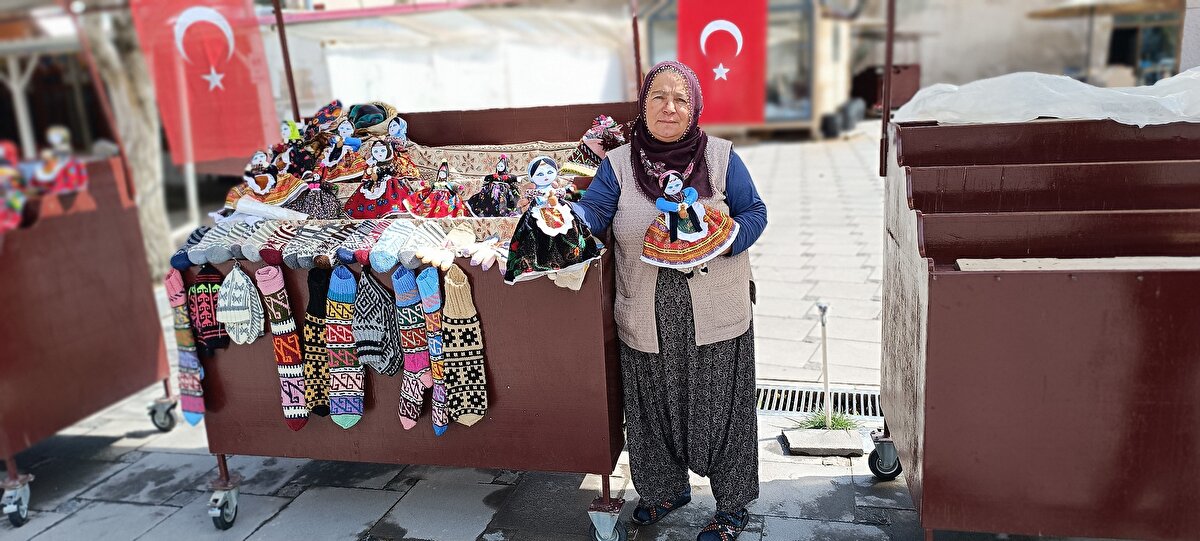 "Herkese çalışmayı öneririm"<br><br>Ayşe Aplak, “Turist sezonumuz çok iyi başladı. İnşallah böyle devam eder. Sabah 9’da sergiye geliyoruz. Turistler geliyor, bebekleri alıyor. Turistler gidince arkadaşlarla birlikte gözleme yapıyoruz, satıyoruz. Sonra ev işlerimizi yapıyoruz. 