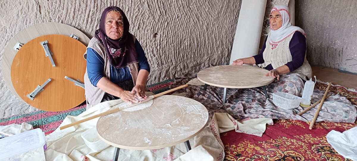 Teyzem okula giderken bebeği yapıp vermiş. Teyzem de götürürken turist para verip almış. Öylelikle diğer insanlar da bebek yapmaya devam etti. Soğanlı Mahallesi bebek yapmayı öğrendi.