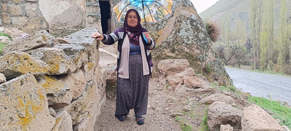 İtalyan ise 'Buongiorno' diyorum. Ben sorduğumda dilinden anladığımı fark ediyor. Turist geldiğinde ses tonundan hangi dil konuştuğunu anlıyorum. Yerli ve yabancı turistler, bu dilleri nasıl öğrendiğimize şaşırıyor. Bizden iyi biliyorsunuz diyorlar" diye konuştu.