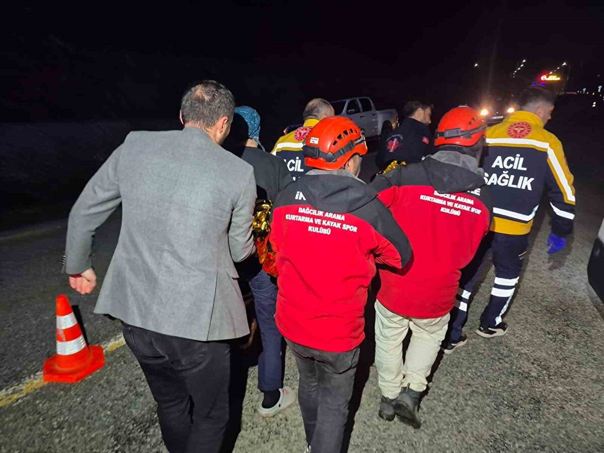 Rize’de kontrolden çıkan otomobilin takla attığı kazada 3 kişi hayatını kaybetti, 2 kişi yaraladı.<br>Kaza İkizdere ilçesine bağlı Sivrikaya köyünde tünel çıkışında meydana geldi. Sürücüsü henüz belirlenemeyen 53 ACN 998 plakalı otomobil, yoldan çıkarak takla attı. İhbar üzerine olay yerine sağlık, jandarma ve AFAD ekipleri sevk edildi. Bölgeye gelen ekiplerin ilk müdahalesinin ardından araçta bulunan Hüseyin Karataş (59), Avni Püşür (62) ile Afgan uyruklu Namibullah Mehrabam’ın (21), Habip Rahman Mufakkır (25) ve Ahmedhan Muhammedi (21) sıkıştıkları araçtan çıkartıldı.