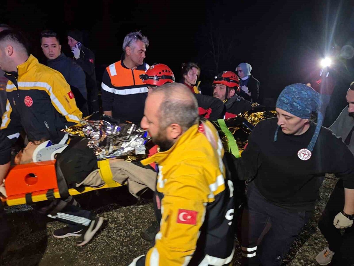 Hüseyin Karataş, Avni Püşür ve Afgan uyruklu Namibullah Mehrabam’ın kaza yerinde hayatını kaybettiği belirlenirken Rahman Mufakkır ve Ahmedhan Muhammedi ise yapılan ilk müdahalenin ardından ambulansla hastaneye kaldırıldı.<br>Olayla ilgili inceleme başlatıldı.