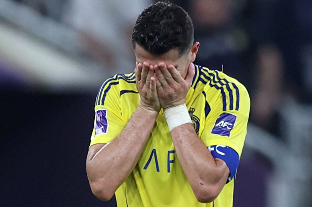 Sahanın ortasında kendi kendine konuşan Cristiano Ronaldo, ilginç hareketlerde bulundu.<br>