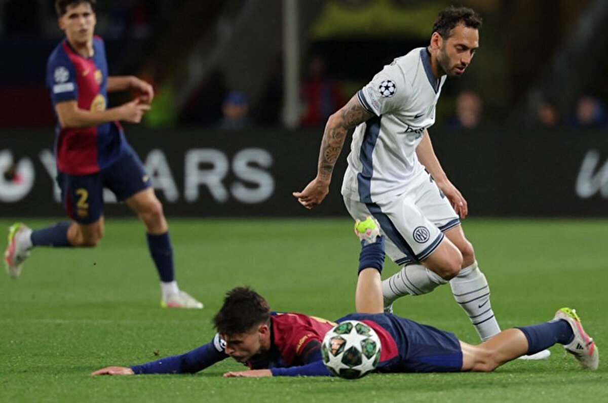 Milli futbolcu sosyal medya hesabından yaptığı paylaşımda, "Haftaya evimizdeyiz. Stadda veya evde nerde olurlarsa olsunlar tüm taraftarlarımızla bütünleşip hep beraber mücadelemizi ortaya koyacağız. Forza Inter." ifadelerini kullandı.<br>