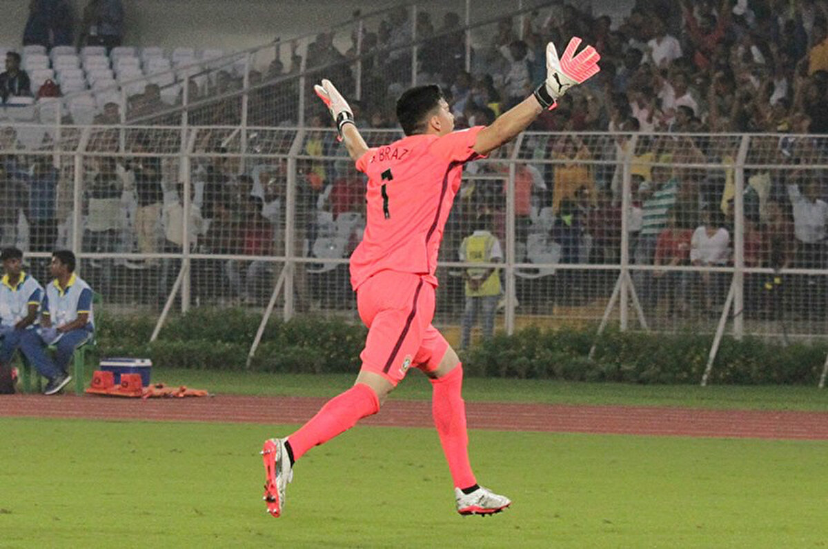 Santos ile 31 Aralık 2028'e kadar sözleşmesi bulunan Brezilyalı file bekçisi, bu sezon 19 maçta forma giydi ve 25 gol yedi. Gabriel Brazao 4 müsabakada ise kalesini gole kapadı.<br>