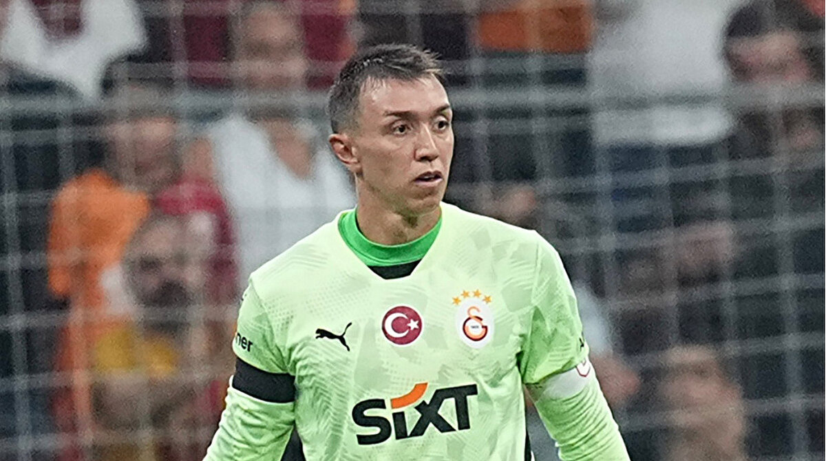 Fernando Muslera ile sezon sonunda yolların ayrılmasının beklendiği Galatasaray'da, Uruguraylı kalecinin alternatifini bulmak için çalışmalar devam ediyor.<br>