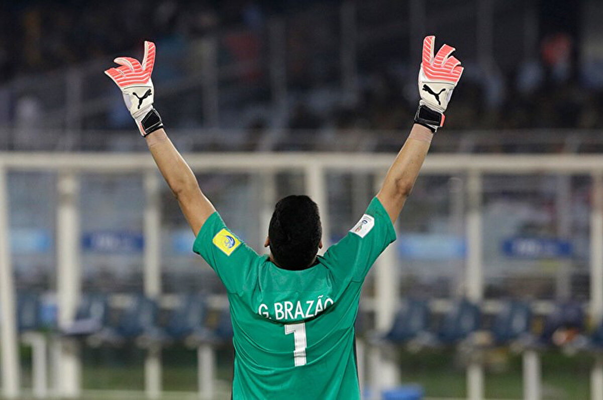 Brezilya basınından TNT Sports'un haberine göre; Galatasaray, Santos kalecisi Gabriel Brazao ile ilgileniyor.<br>