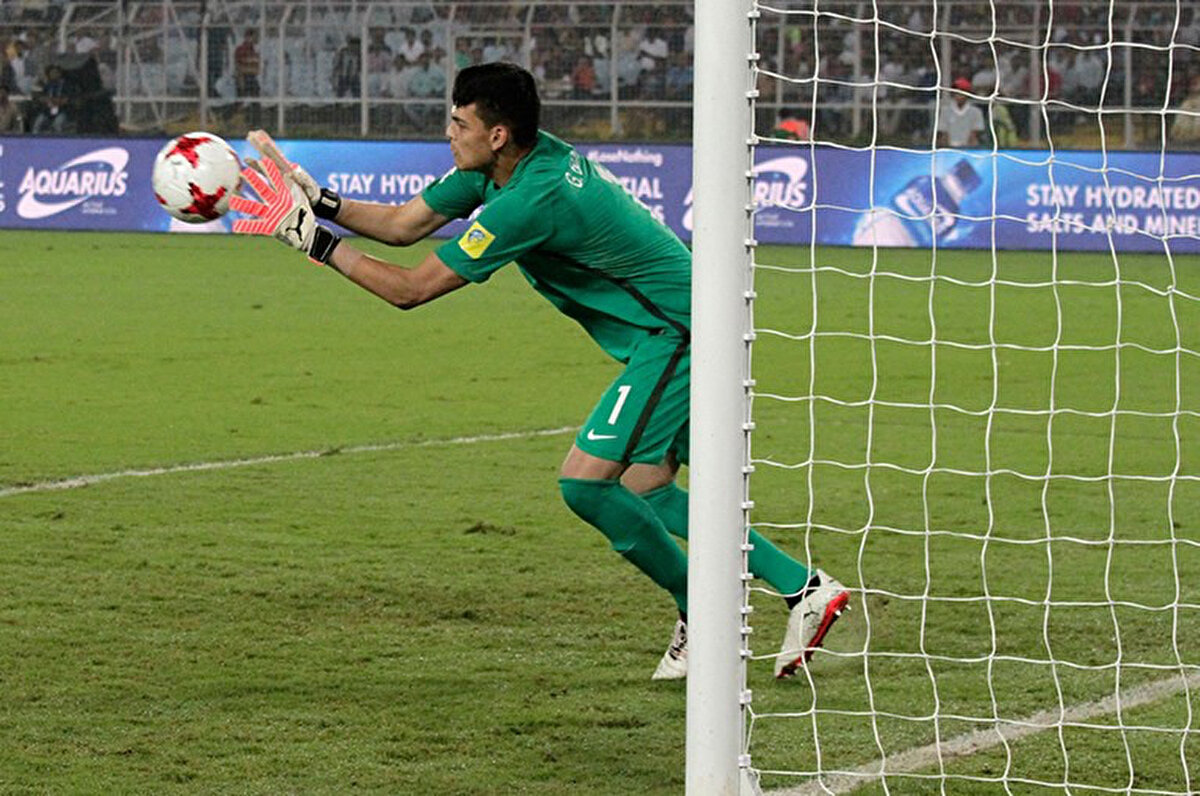 Galatasaray'ın, takımdan ayrılması veya futbolu bırakması muhtemel olan Muslera'nın yerine 24 yaşındaki kaleciyi kadrosuna katmak istediği belirtildi.<br>