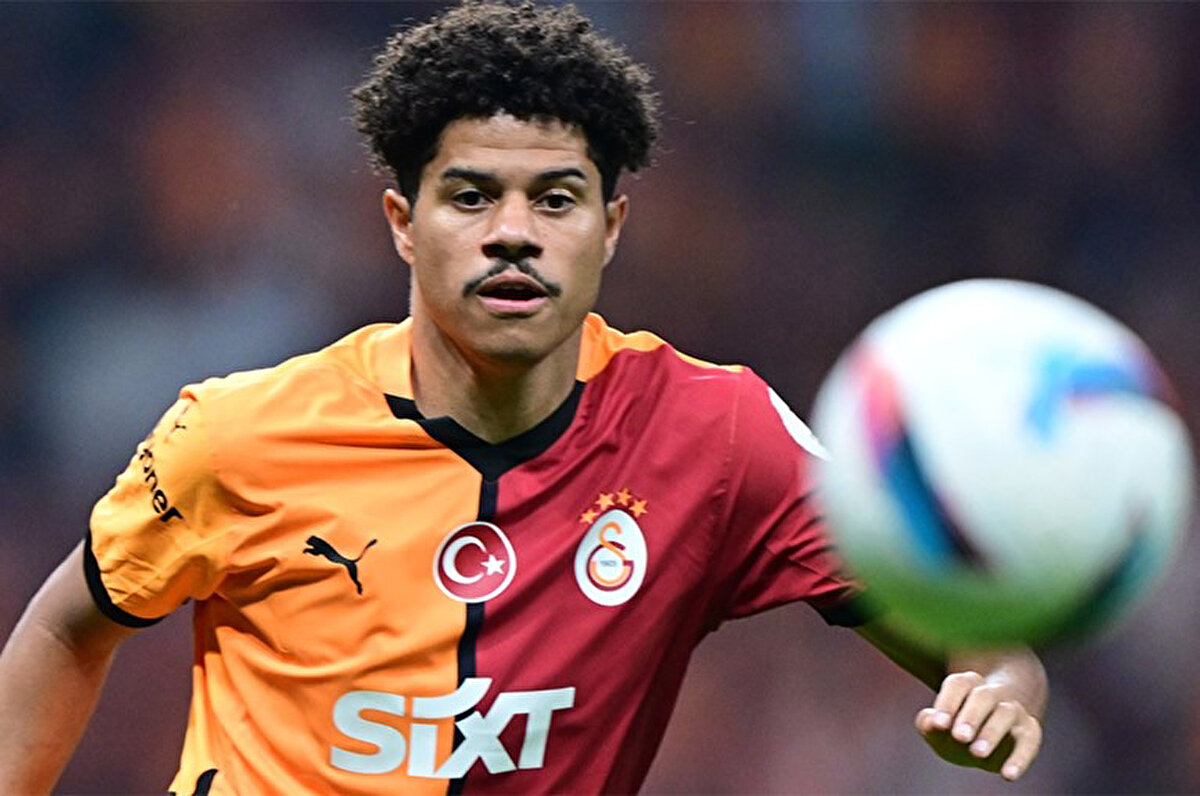 Galatasaray'ın yıldız futbolcusu Gabriel Sara bu sezon gösterdiği performansla Premier Lig ekiplerinin dikkatini çekti.<br>