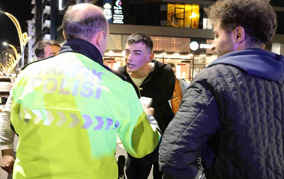 Her seferinde "Dişim ağrıyor" diyerek feryat eden ve alkollü olmadığını belirterek ayakta bile duramayan şahıs polis memurlarına da ilginç sözler sarf etti. "Ben terörist değilim" deyip devletin aracına da zarar veren alkollü sürücü, "Polis değil başka biri olsun bak neler yapıyordum ben" şeklinde cümleler kurdu.