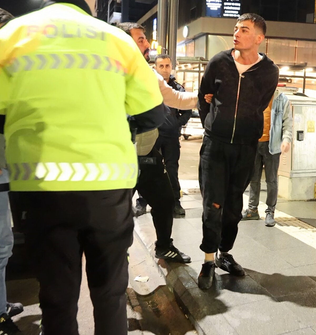 Ayakta bile duramayan şahsa alkolmetre üfletilerek yapılan alkol testinde 1.79 promil alkollü olduğu anlaşıldı. Buna rağmen alkollü olmadığını iddia eden sürücü, "Sarhoş olsam hatırlamam ama hatırlıyorum" dedi. Sürücü işlemlerin ardından asayiş ekiplerince gözaltına alınarak sağlık kontrolünden geçirildikten sonra ifadesi alınmak üzere polis merkezine götürüldü.