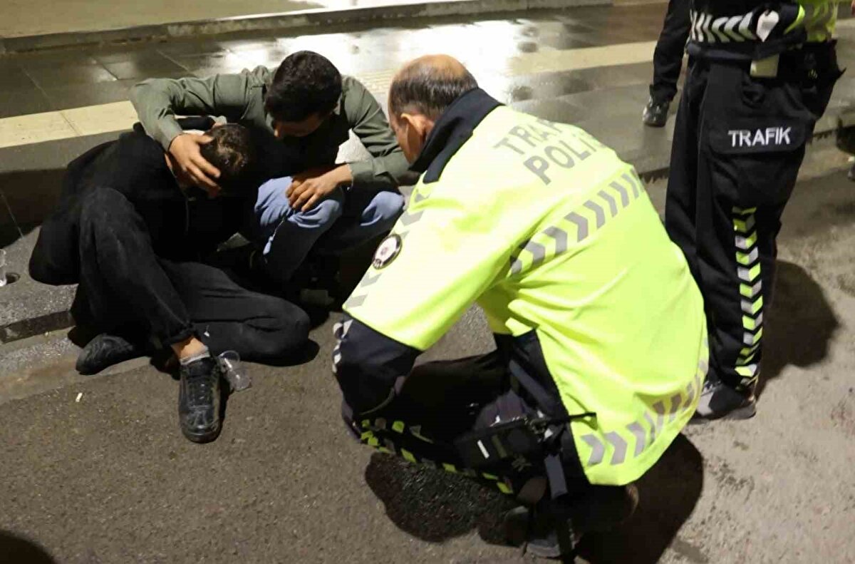 Görevini yapan polis memurlarına güçlük çıkaran ve görevi yaptırmamakta direnen alkollü sürücü etkisiz hale getirilmek istendiği esnada polis aracına tekmeler atarak kaportasına zarar verdi. Ayakkabısının izleri polis aracının camına bile çıkan alkollü sürücü takviye ekiplerin olay yerine gelmesiyle ters kelepçe yapılarak etkisiz hale getirilmeye çalışıldı. Polis aracına kafasını vurarak kendine de zarar veren M.D. olay yerinde bulunan arkadaşları ve vatandaşlar tarafından sakinleştirilmeye çalışıldı.