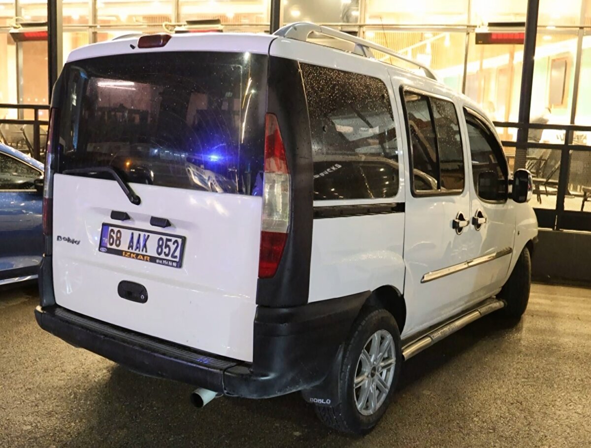 M.D.’ye alkollü araç kullanmaktan 9 bin 268 lira, araç ruhsat sahibine de kullandırmaktan 9 bin 268 lira olmak üzere toplam 18 bin 536 lira ceza kesilirken, ehliyetine ise 6 ay süreyle el konuldu.