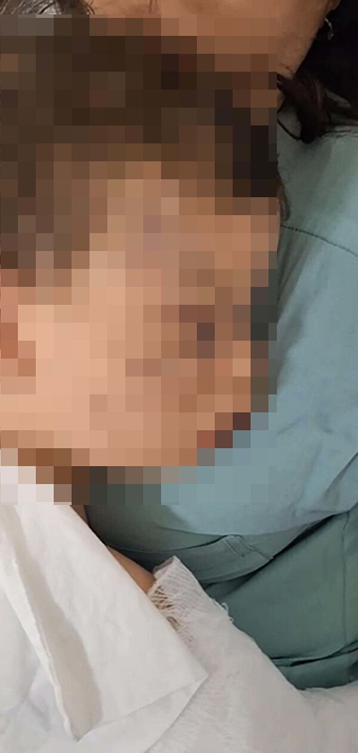 Hastanede tedaviye alınan Aren'in ağladığı sırada hemşirelerin onu teselli etmeye çalıştığı anlar da cep telefonu ile görüntülendi.