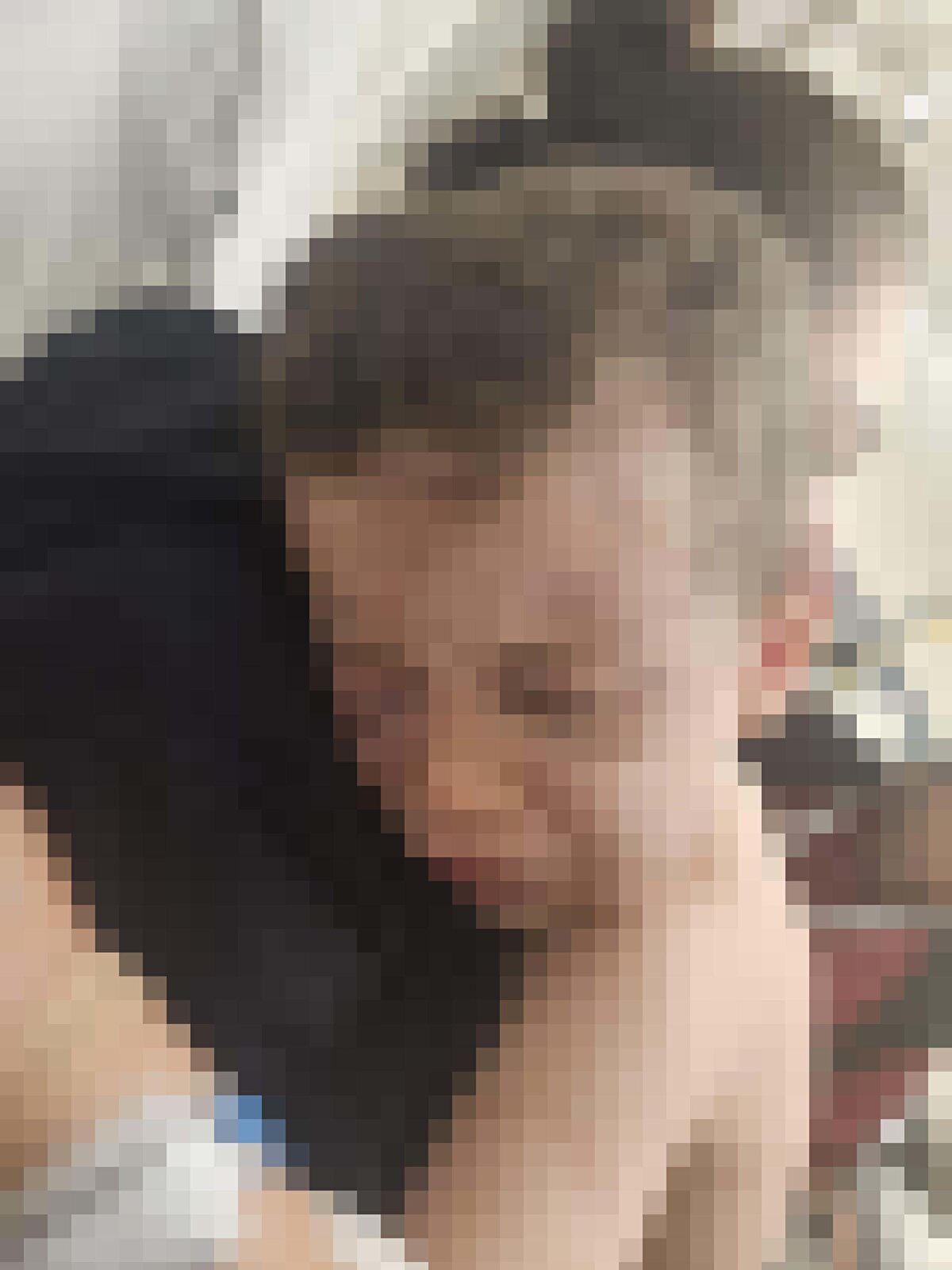 Burada yapılan tetkiklerde; çocuğun sağ kolunda kırık olduğu, vücudunun birçok yerinde darp izleri bulunduğu ve göz çevresindeki şiddetli travmalar nedeniyle sağ gözünü kaybetme riski taşıdığı belirlendi. 