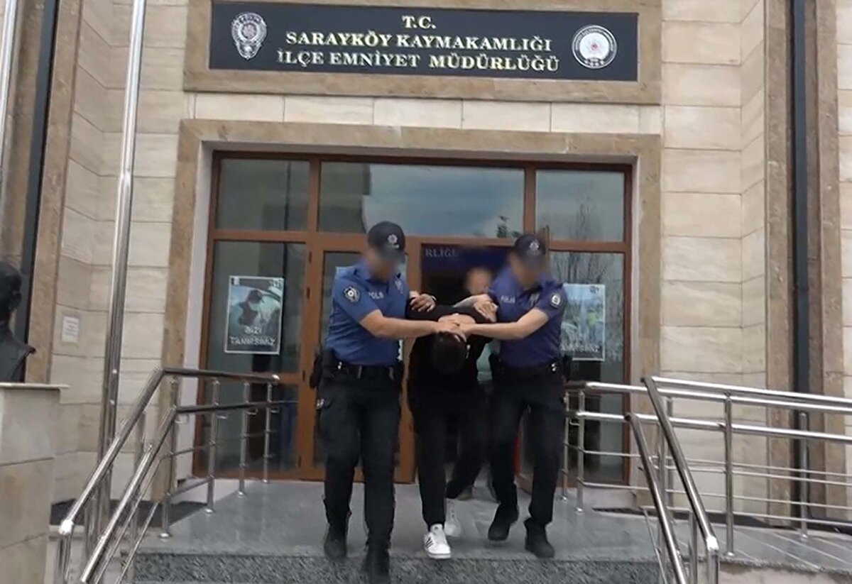 İlk ifadesi ortaya çıktı<br><br>Emniyetteki işlemlerinin ardından adliyeye sevk edilen Süleyman Danış, çıkarıldığı mahkemece tutuklandı. Danış, ilk ifadesinde; Satı Buse D. ile ilişki yaşadığı sırada Aren'in yanlarına gelip ağlamaya başladığını, bu nedenle öfkelenerek bebeğe birkaç kez vurduğunu, amacının dövmek olmadığını, alkollü olduğu için ne yaptığını hatırlamadığını ve çocuğu annesinin de dövmüş olabileceğini öne sürdü.