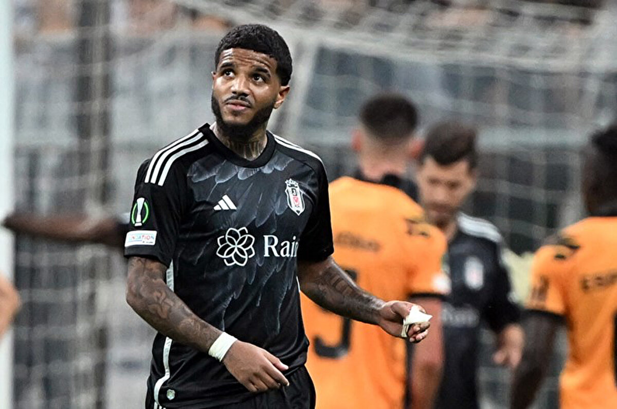 Rosier sözlerine şöyle devam etti, "Sonra Onana'yla esas sportif direktörün odasına gittik. Çok öfkeliydim. Beni ukala bir tavırla karşıladı. 'Ne oldu şimdi dedi?' Bu tavır bile beni çileden çıkardı.  'Sen adam değilsin. Bu iş böyle yapılmaz. İnsan gibi gelir önceden konuşursun. Instagram'dan kovulduğumu öğrenmem ne demek? Beni neden kadro dışı bıraktın?' dedim. Cevap vermedi. Sadece eliyle dışarıya çıkın der gibi bir hareket yaptı. Açıkça söyledim, 'Ben bu odadan çıkmam. Beni bu şekilde kovamazsın. Ben Valentin Rosier’im, beni öyle kafana göre kovamazsın.' dedim. Çünkü ortada hiçbir neden yokken bunu yapmaya çalışıyorlar anlamadım. Sesler yükseldi, ortam gerildi, bizi ayırdılar. Dışarı çıktım, sinirimden çöp kutusuna tekme attım, kırdım. Kulüpten dışarı çıktım. Profesyonel bir oyuncuyu bu şekilde kovamazsın. Sonrasında mail attılar 'antrenmana gelmenize gerek yok' diye. Takımdan uzaklaştırıldık ve ayrı çalıştık."<br>