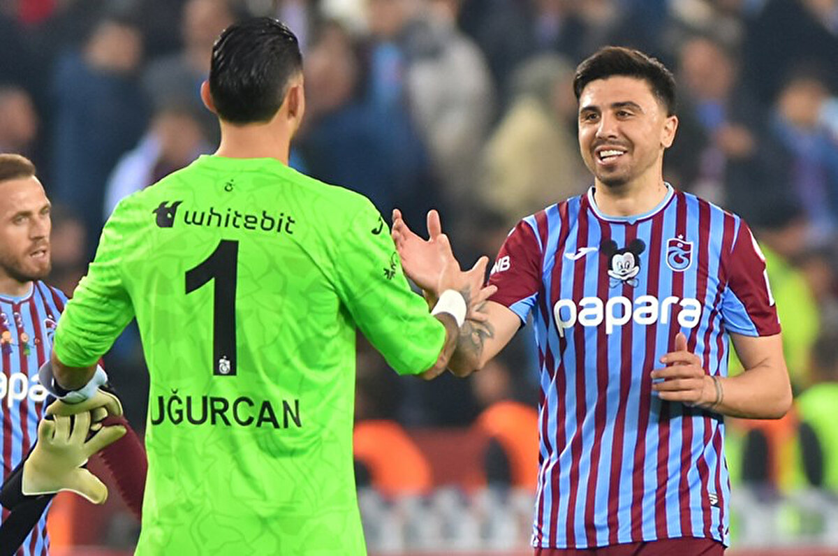 Trabzonspor'un tecrübeli orta saha oyuncusu Ozan Tufan, gelmiş geçmiş en iyi 11'i seçti. Ozan Tufan'ın kaleci tercihi dikkat çekti.<br>