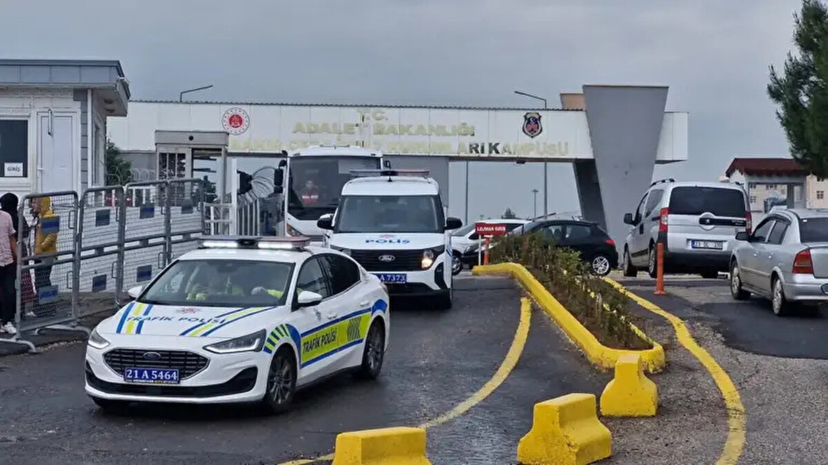 Savcı, sanıklar hakkında 5 yıla kadar hapis istedi<br><br>25 Nisan'da görülen 2'nci duruşmada 5 jandarma personeli, 2 elektrik şirketi personeli toplam 7 kişi tanık olarak dinlendi. Savcı, tutuklu sanıkların mevcut halinin devamı ve esas hakkındaki mütalaasını sunmak için süre talep etti. Tanık beyanları ile sanıkların ve avukatlarının savunmalarının ardından mahkeme başkanı, tutuklu sanıkların tutukluluk hallerinin devamına karar verip, duruşmayı 2 Mayıs'a erteledi. Duruşmanın ardından savcı, sanıklarla ilgili esas hakkındaki mütalaasını tamamladı. Savcı, mütalaada 6'sı tutuklu 3'ü çocuk 15 sanık için 6 aydan 5 yıla kadar hapis cezası istedi.