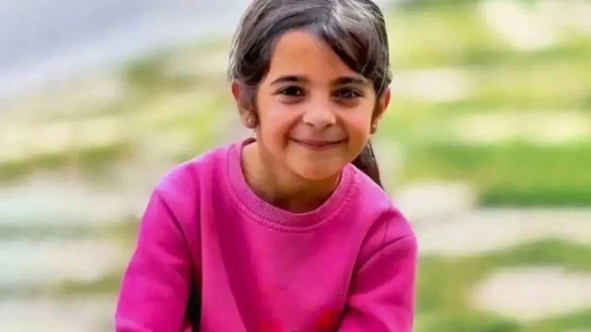 Tutuklu 6 sanık, davanın bugün görülen 3’üncü duruşması için güvenlik önlemleri altında sabah saatlerinde adliyeye getirildi. 15 sanığın yargılanması, 17'nci Asliye Ceza Mahkemesi'nde başladı.