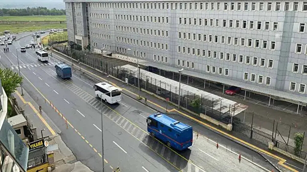 15 sanığa 'suçluyu kayırma'dan 2 ayrı iddianame<br><br>Diyarbakır Cumhuriyet Başsavcılığı tarafından tutuklu Birsen Güran, Fuat Güran, Maşallah Güran, Salim Güran'ın işçisi Mehmet Selim Atasoy, Mehmet Şevket Kaya ve Muhammed Kaya ile tutuksuz şüpheliler Şeyma Kaya, Hediye Güran, İbrahim Halil Güran, Barış Güran, Kurtuluş Güran ve Ömer Faruk Güran hakkında da 'Suçluyu kayırma' suçundan Diyarbakır 17'nci Asliye Ceza Mahkemesi'nde dava açıldı. Tutuksuz suça sürüklenen çocuklar M.G. (15), İ.K. (16) ve R.A. (15) hakkında 'Suçluyu kayırma' suçundan hazırlanan iddianame de Diyarbakır 2'nci Çocuk Mahkemesi'nde kabul edildi. Sonraki süreçte 2 dava dosyası birleştirildi.