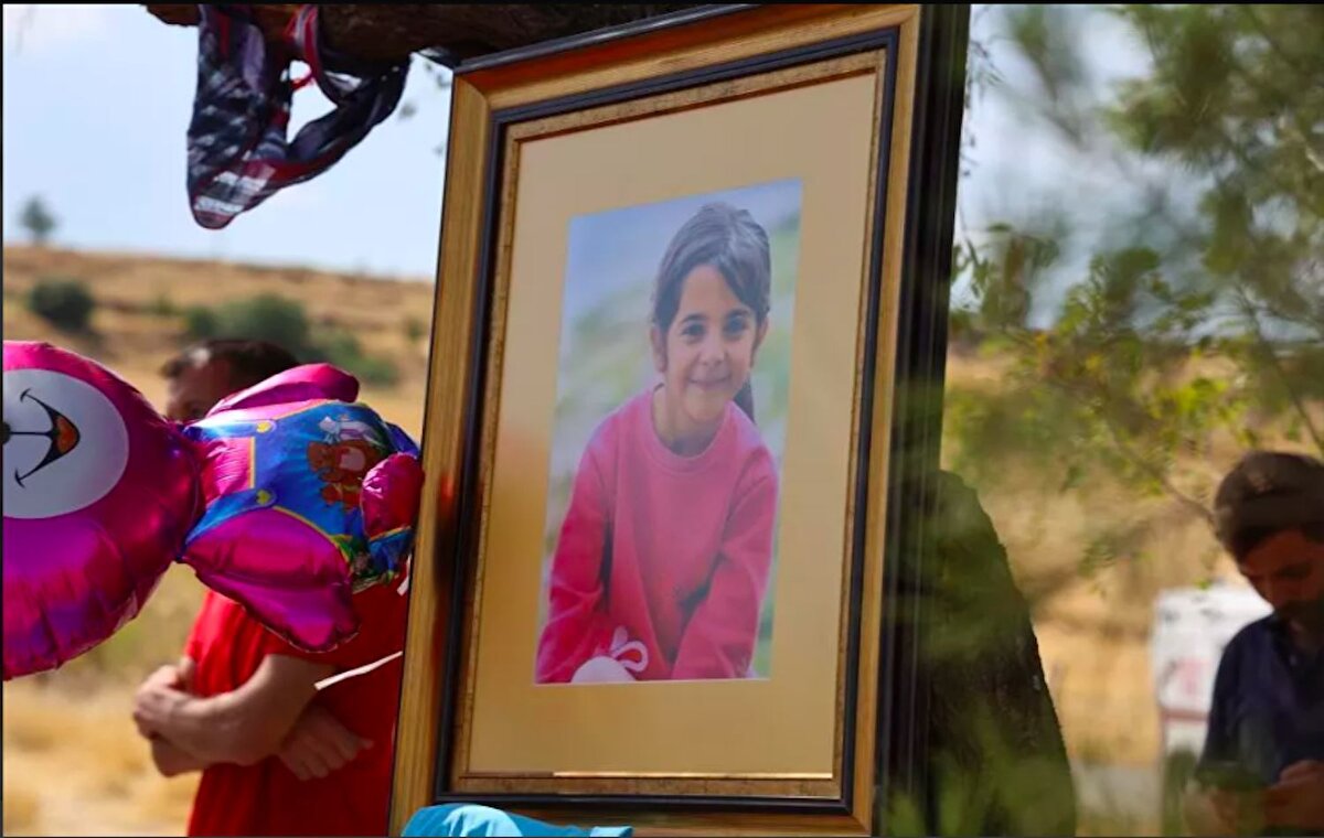 Duruşma 3 saat sürdü<br><br>Diyarbakır'ın Bağlar ilçesinde öldürüldükten 19 gün sonra dere yatağından cansız bedeni bulunan Narin Güran cinayetine ilişkin 6'sı tutuklu, 15 sanığın, 'Suçluyu kayırma' suçundan 17'nci Asliye Ceza Mahkemesi'nde yargılandığı davanın 3'üncü duruşması, yaklaşık 3 saat sürdü. Duruşmada tüm sanıklar hazır bulundu. Duruşmaya bazı sanık avukatları, mazeret bildirerek katılmadı. Mütalaanın okunmasının ardından sanıkların beyanları alınmaya başladı. Sanıklar, avukatları olmadan savunma yapmayacaklarını belirtti. Mahkeme heyeti, tutuklu sanıkların mevcut hallerinin devamına karar vererek, mahkemeye mazeret sunan sanık avukatlarının esas hakkında savunmalarını yapmaları için duruşmayı 30 Mayıs’a erteledi.<br><br>Tutuklu 6 sanık ise tutuklu bulundukları Diyarbakır Cezaevi’ne yoğun güvenlik önlemleri altında götürüldü.