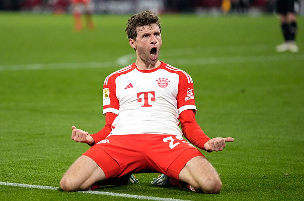 Bundesliga'da hafta sonunda şampiyonluğunu ilan etmeye hazırlanan Bayern Münih'te bir Thomas Müller'in ardından bir ayrılık daha resmiyet kazandı.<br>