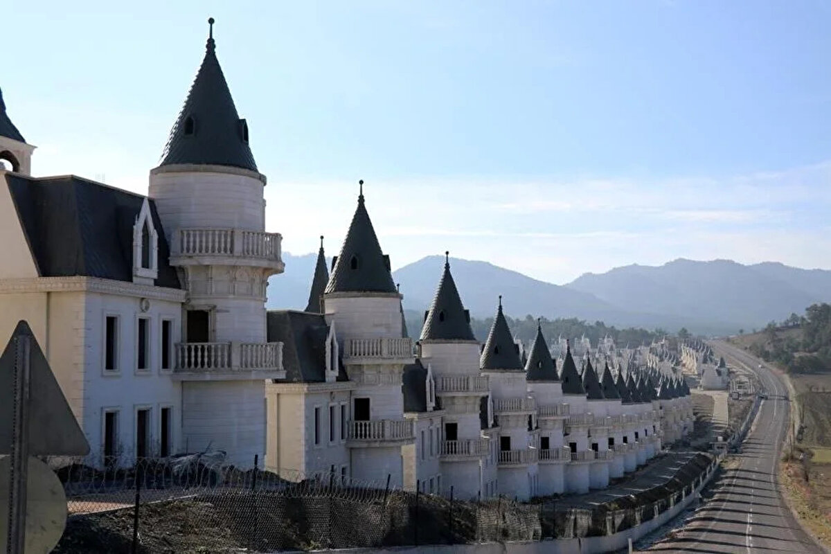 Savcı, soruşturma konusu olayı Jet Fadıl'ın projesine benzetti<br><br>İddianamede, Bayrampaşa'daki "Caprice Gold" projesinde yüzlerce kişiden para toplayıp projeyi bitirmeyen Fadıl Akgündüz hakkında nitelikli dolandırıcılık suçundan dava açıldığı, yapılan yargılama sonucunda Akgündüz hakkında 601 kişiye karşı "tacir veya şirket yöneticileri ile kooperatif yöneticilerinin dolandırıcılığı" suçundan 601 kez 4 yıl 2 ay hapis ve 20 bin lira adli para cezası verildiğini, mahkemenin sanığın kasten ve sistematik şekilde güven suistimali yaptığını, mağdurları hayali getiri vaadiyle aldattığını değerlendirdiği aktarıldı.<br><br>Söz konusu olayda da "Burj Al Babas"ın reklam ve tanıtımlarının projenin gerçek ilerleme seviyesiyle bağdaşmadığı, reklamların projeye uygun olmamasının, "gerçekte var olmayan" veya "abartılmış özellikler" sunmasının dolandırıcılık suçunun hile unsurunu ortaya koyduğu anlatılan iddianamede, mağdurların, tanıtımlara iyi niyetle güvenip fesada uğrayan iradeleriyle ödeme yaptıkları ifade edildi.<br><br>Proje kapsamında 2014-2018'de sanıklara ait şirketlere, 1041 işlemde toplam 67 milyon 180 bin 534 dolar giriş olduğu, alınan MASAK raporları ve Tasarruf Mevduatı Sigorta Fonunun (TMSF) tespitleri sonrasında soruşturma konusu 15 şirkete el konulduğu kaydedilen iddianamede, "Gaziosmanpaşa 2. Sulh Ceza Hakimliğinin kararıyla (15 şirkete) Tasarruf Mevduatı Sigorta Fonunun (TMSF) kayyım olarak atanmasına, kayyım olarak atanan TMSF'nin yönetim organının tüm yetkilerine sahip olmasına ve yönetim organının yetkilerinin tamamının TMSF’ye devredilmesine, yeni yönetim organının TMSF tarafından oluşturulmasına, atanan TMSF'nin, kararın Gaziosmanpaşa Cumhuriyet Başsavcılığı tarafından kendilerine tebliğ edilmesini müteakip derhal yönetim kurulu başkanını seçmesine ve şirket faaliyetlerini yönetmeyi derhal devralmasına, karar tarihi itibarıyla mevcut yönetim organının yetkilerinin kaldırılmasına karar verildi." bilgileri de yer aldı.