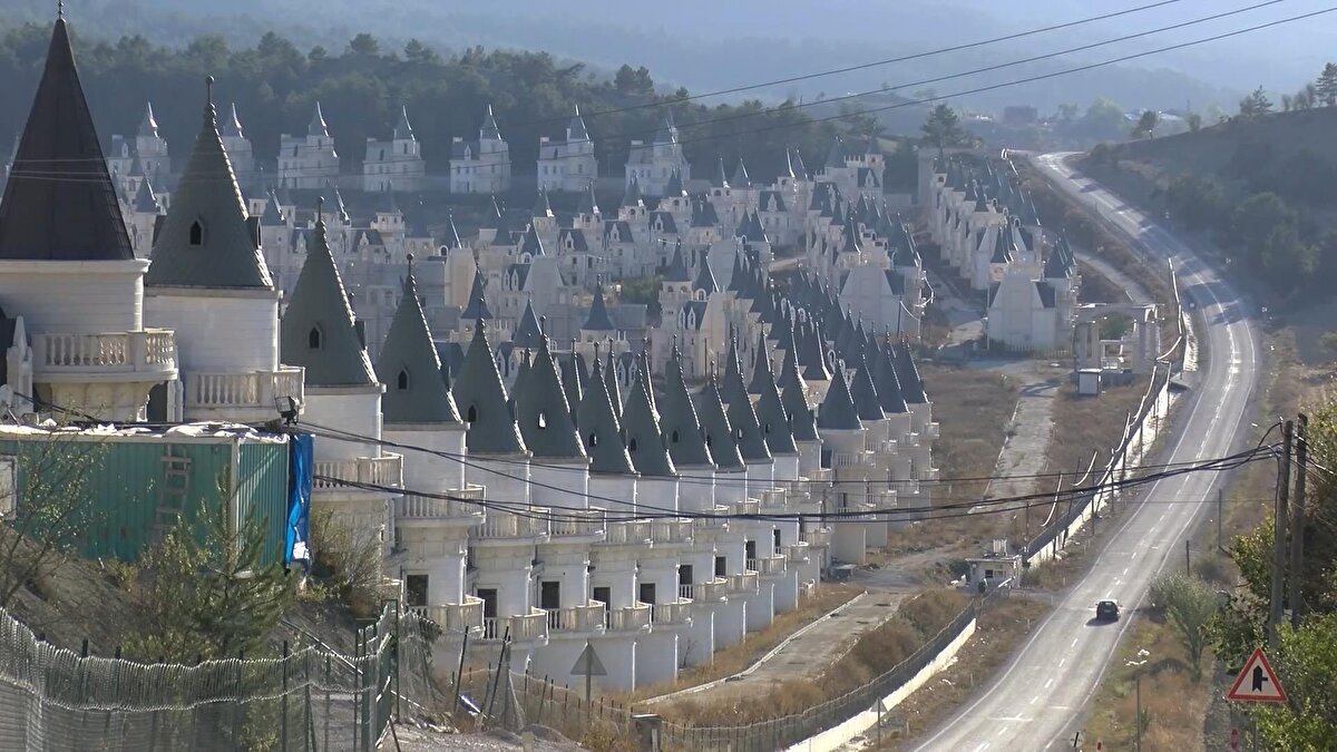 Projenin, kamuoyuna Türkiye'nin en büyük ultra lüks tatil köylerinden biri olarak tanıtıldığı, proje kapsamında camiler, termal Türk hamamları, güzellik merkezleri ve alışveriş merkezi gibi unsurlarla donatılmış devasa tesis vadedildiği aktarılan iddianamede, her biri yaklaşık 325 metrekarelik villaların alıcılarına bir "peri masalı" yaşam tarzı sunacağının belirtildiği kaydedildi.<br><br>İddianamede, 22 Ocak 2015'te "mengen.gen.tr" isimli sitedeki haberde Sarot Şirketler Grubu Yönetim Kurulu Başkan Yardımcısı sıfatıyla açıklamalarda bulunan sanıklardan Mehmet Emin Yerdelen'in "Bir aksilik olmazsa 2016 yılının sonunda projenin ilk etabını bitireceğiz ve 732 villamızı sahiplerine teslim edeceğiz." şeklinde beyanda bulunduğu ifade edildi.