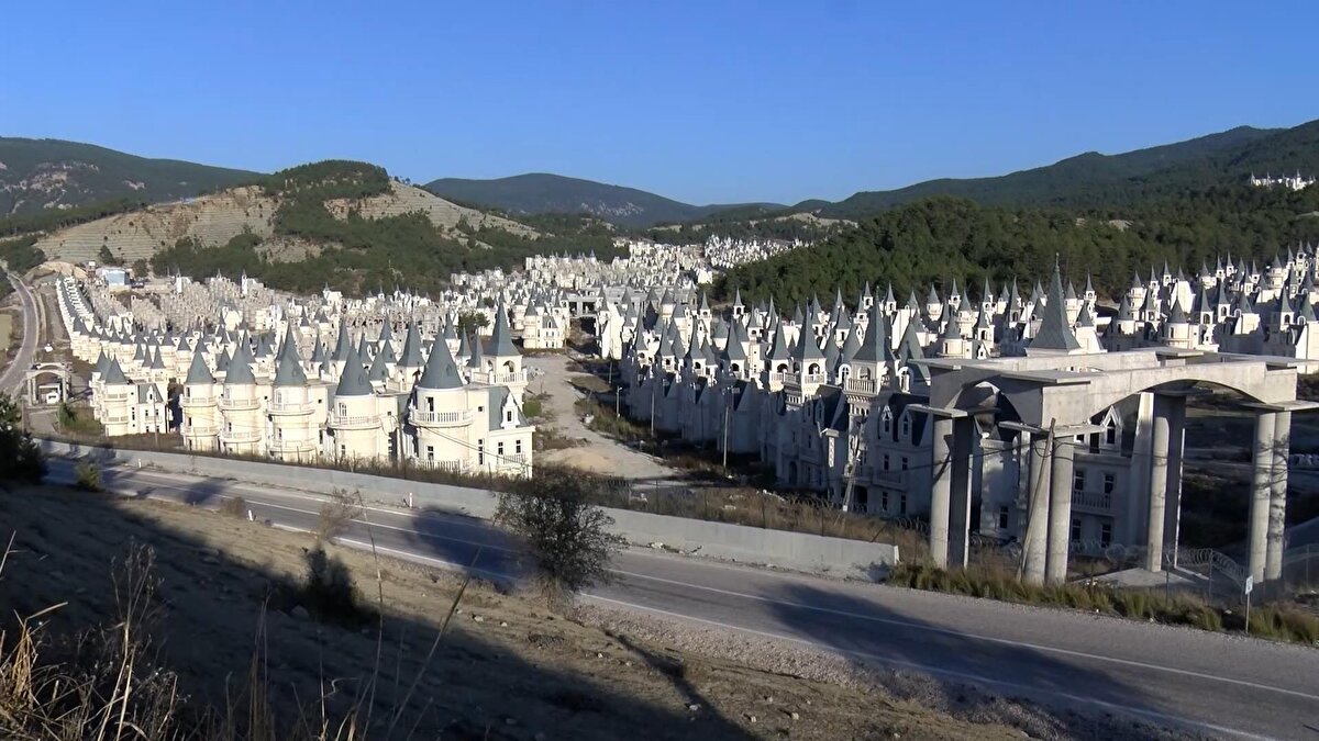 İddianamede, şikayet dilekçesi ve diğer evraktaki iddialara göre, müştekilerin projeye katılımının, sözleşmeler kapsamında gerçekleştiği, müştekilerce gerçekleştirilen para transferlerine şüpheliler tarafından makbuzlar düzenlendiği, taşınmaz alım sözleşmelerinde belirtilen taksitlerini tamamlayan bir kısım müştekilerin arsa paylarının "kat irtifakı" şeklinde tescil edildiği ve tapu senetlerinin teslim edildiği aktarıldı.<br><br>Müştekilerin taşınmazların satın alımına ilişkin olarak ödemelerin bir kısmını banka yoluyla, bir kısmını elden yaptığına dikkati çekilen iddianamede, şüphelilerin müştekilere söz konusu ödemeler karşılığında makbuz düzenleneceğini belirterek, elden ödeme yapmaya ikna ettikleri vurgulandı.<br><br>İddianamede, şüphelilerin sözleşme bedellerinin elden tahsil edilme gerekçesini müştekilere, "şirketin vergi yükünü azaltmak" ve "banka masraflarından kaçınmak" olarak öne sürdükleri, tapuların teslim edildiği kişilerden yapılan elden ödemelere ilişkin makbuzların iadesinin talep edildiğinin iddia edildiği anlatıldı.