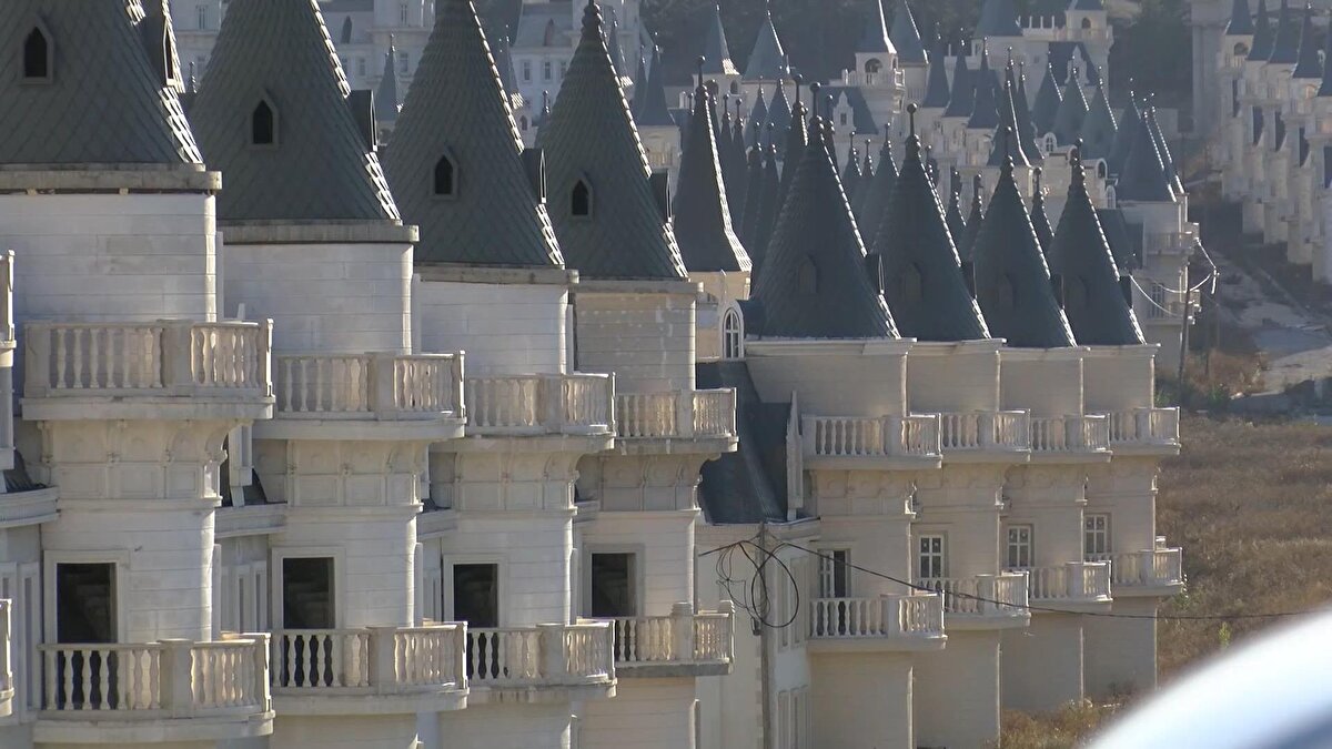 732 lüks şato vaadi<br><br>Burasının Bolu'nun Mudurnu ilçesinde 732 lüks şato villadan oluşan bir konut projesi olduğu ifade edilen iddianamede, yüksek gelirli yabancı yatırımcılara satılması planlanan "lüks konut" ve "termal tatil köyü" olarak tasarlandığı, söz konusu yatırımın finansmanının yabancı sermaye girişlerine dayandırıldığı, projenin tanıtımının 2014'te yapıldığına işaret edildi.<br><br>İddianamede, bazı kişilerle satış vaadi sözleşmelerinin imzalandığı, buna rağmen proje kapsamında yer alan taşınmazların inşaat sürecinin bitirilmediği ve teslimatın gerçekleştirilmediği kaydedildi.