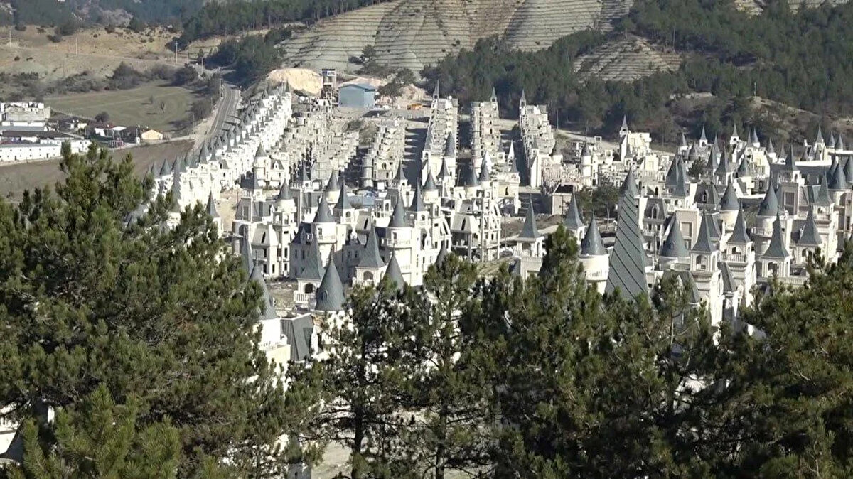 Ceza istemleri<br><br>Sanıklar Adem Tekgöz, Bülent Yılmaz, Fırat Batdal, Mehmet Emin Yerdelen, Mezher Yerdelen, Özal Durğun, Taha Yerdelen, Timur Efetürk ile Umut Çalıkoğlu hakkında iddianamede, "tacir veya şirket yöneticisi olan ya da şirket adına hareket eden kişilerin ticari faaliyetleri sırasında, kooperatif yöneticilerinin kooperatifin faaliyeti kapsamında dolandırıcılık" ile "suçtan kaynaklanan mal varlığı değerlerini aklama" suçlarından 206'şar yıl 6'şar aydan 885'er yıla kadar hapisle cezalandırılmaları istendi.<br><br>İddianamede, sanıklar Recep Yerdelen, Resul Kantarkıran, İsmet Yerdelen ve Abdullah Tekgöz hakkında, "suçtan kaynaklanan malvarlığı değerlerini aklama" suçundan 3'er yıldan 7'şer yıla kadar hapis cezası ve 20 bin güne kadar adli para cezası talep edildi.<br><br>İstanbul 35. Ağır Ceza Mahkemesince kabul edilen iddianame kapsamında sanıkların yargılanmalarına önümüzdeki günlerde başlanacak.