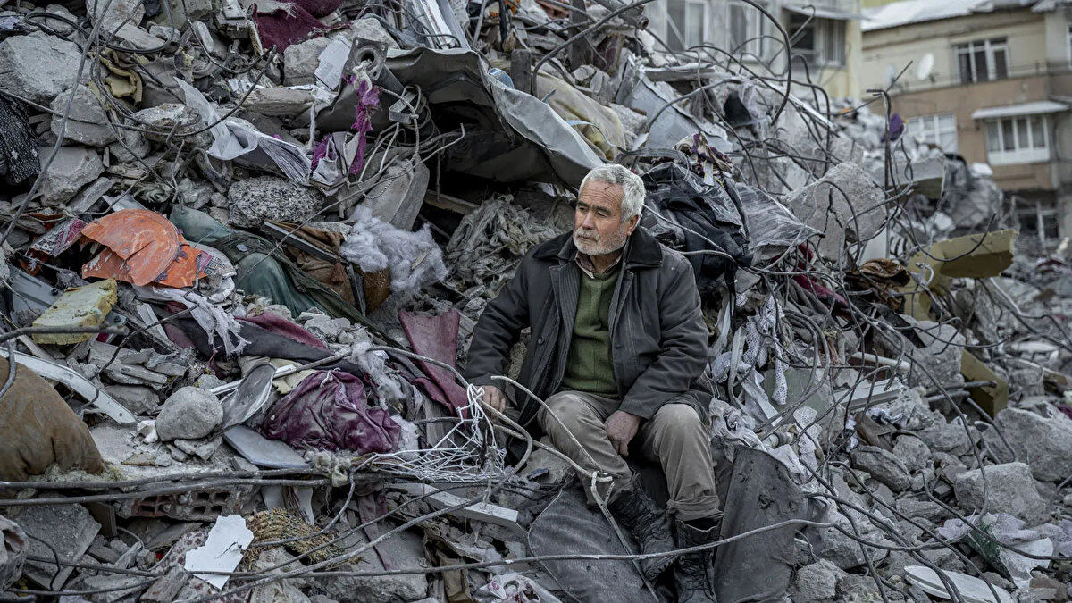 Burada görevli polis memuru E.C., binada yaşamını yitirenlerin yakınlarına altınları polis merkezinde güvenlik kamerasının önünde tutanak düzenleyerek teslim etti.