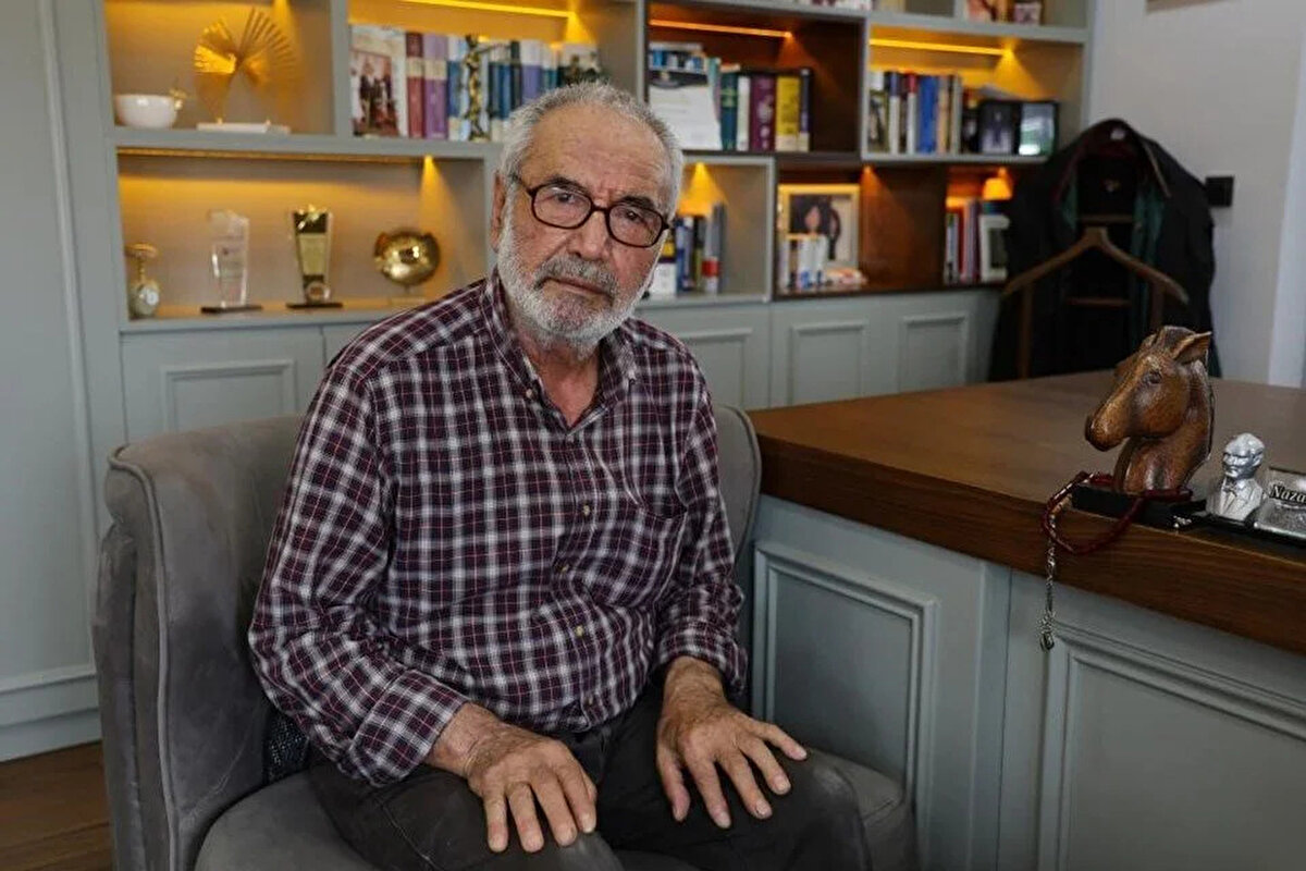 "Bu altınlar sizin değil deyip geri aldı"<br><br>Osman Özgen ise polis memuru E.C.'ye o dönem yaklaşık 200 bin liralık altın teslim ettiğini anlattı.<br><br>Özgen, "Orada canımızın derdindeyken enkazdan altınların bulunduğu haberi geldi. Daha sonra karakola gittik, bize 2 bilezik teslim edildi ancak eve gittiğimizde 'bu altınlar sizin değil, geri verin' denilerek altınları geri aldı. O altınlar gitti, daha da göremedik." diye konuştu.<br><br>Osman Özgen, "Sıkışığım altınları ver." dediğinde ise, "Enkaz kaldırılması bitsin, bütün enkaz elensin, altınları öyle vereceğim." yanıtını aldığını anlattı.