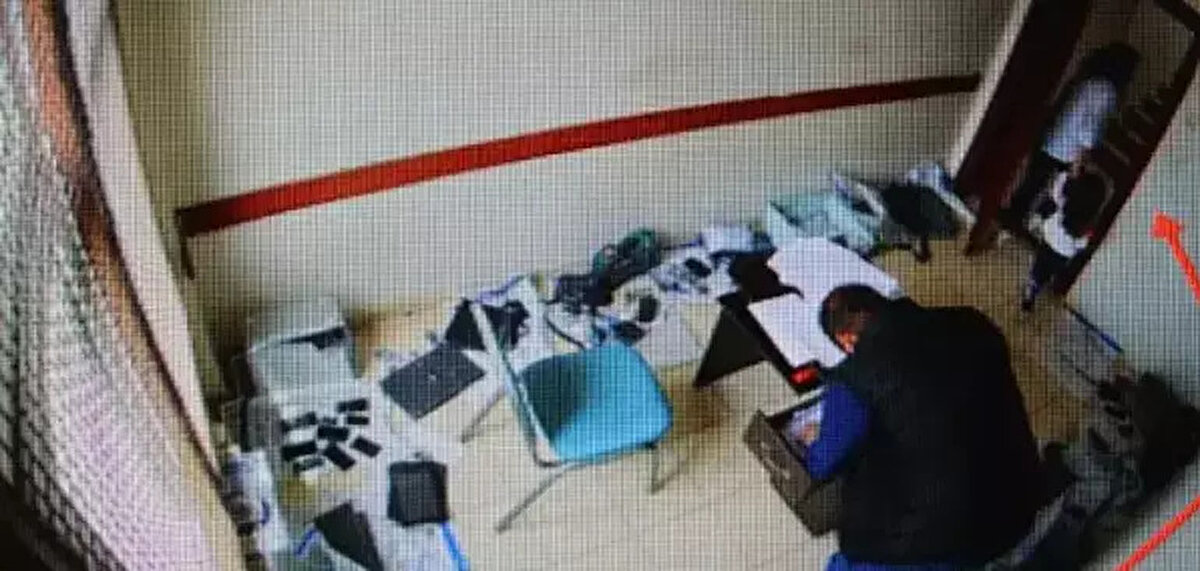 Polis memuru istifa etti<br><br>Müfettişlerin incelemesi devam ederken E.C., polislikten istifa etti.<br><br>Ancak Emniyet Genel Müdürlüğü Teftiş Kurulu Başkanlığı, E.C. hakkında iki kez devlet memurluğundan çıkartma cezası verdi.<br><br>Hakkında zimmet, görevi kötüye kullanma, irtikap, denetim görevinin ihmali, rüşvet ve resen tespit edilecek diğer suçlar hakkında dava açılan eski polis, iddianamenin hazırlanmasının ardından önümüzdeki günlerde ağır ceza mahkemesinde yargılanmaya başlayacağı öğrenildi.