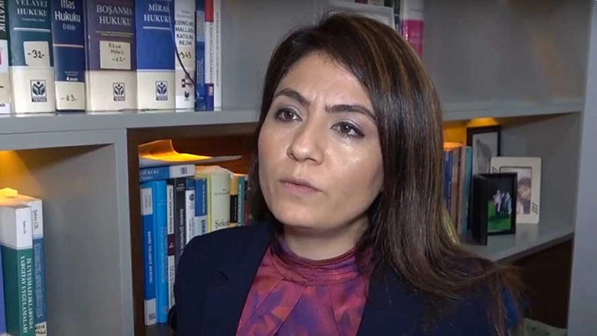 "Tutanak tarihlerini bile değiştirdi"<br><br>Olaya ilişkin süreci anlatan avukat Nazan Akça Subaşı, polis memurunun kendini haklı çıkarmak için tutanak tarihlerini değiştirdiğini söyledi.<br><br>Subaşı, "28 Mart'ta teslim ettiği altınlar için 28 Nisan olarak tarihleri değiştirip kendisini haklı göstermeye çalışmış. Savcılık dosyasında bunların hepsi yer alıyor. Ben sadece kendi müvekkillerim ile ilgili olanları tespit ettim ve milyonluk bir vurgun söz konusu." dedi.