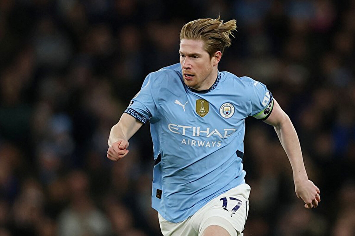 Kevin De Bruyne daha önce Premier Lig'de kalma seçeneği de dahil olmak üzere tüm olasılıkları değerlendirebileceğini belirtip şunları söylemişti, "Her şeye açığım, her şeye. Sadece bütün resme bakmam gerekiyor. Sportif olarak ve ailem için en mantıklı seçeneğe bakıyorum. Bunun ne olduğunu bilmiyorum, çünkü insanlarla ne zaman konuştuğunuza ve projeler hakkında ne söylediklerine bağlı. Hala iyi bir seviyede oynayabileceğimi hissediyorum."<br>