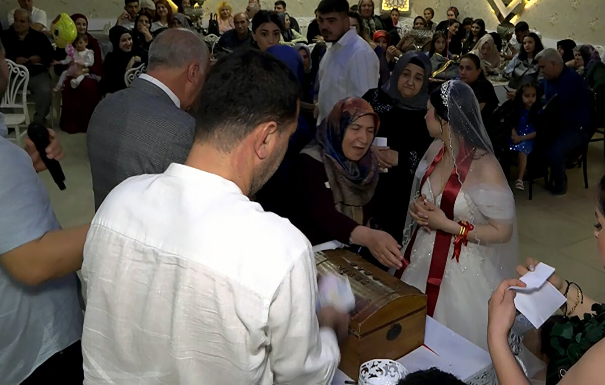 Davetlilerle şakalaştı, çifte su ikram etti<br><br>Sinan E., sayma bahanesiyle kutudan parça parça aldığı paraları, cebine koydu. Düğün kamerası kayıttayken paraları çalan Sinan E., davetlilerle de şakalaştı. Hırsızlığın ardından kameranın açısından çıkan Sinan E., elinde su ve meşrubatla piste dönüp, gelin ve damada da ikram etti. Takı töreninin tamamlanmasının ardından Sinan E., düğün salonundan çıkarak kayıplara karıştı. Hırsızlık anları da düğün kamerasına yansıdı.