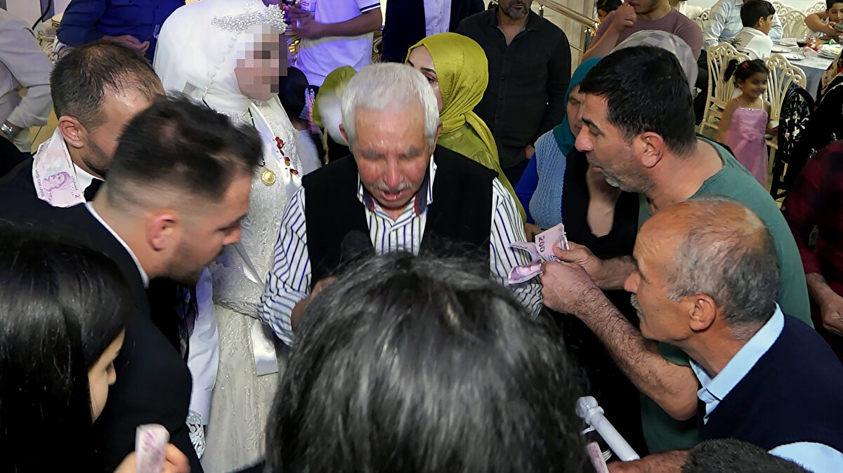 Birbirinin yakını zannetmişler<br><br>Eve döndükten sonra takı ve paraları sayan çift, bir kısmı döviz olmak üzere yaklaşık 40 bin liranın eksik olduğunu fark etti. Görüntüleri izleyen çift, hareketlerinden şüphelendikleri Sinan E.’yi tanıyıp, tanımadıklarını sordu. İkisi de birbirlerinin yakını zannettiği Sinan E.’nin, dışarıdan geldiğini anlayıp, paraları çaldığını gördü. Bunun üzerine İl Emniyet Müdürlüğü’ne giden çiftin şikayeti üzerine Hırsızlık ve Yankesicilik Büro Amirliği ekipleri, şüphelinin yakalanması için çalışma başlattı.