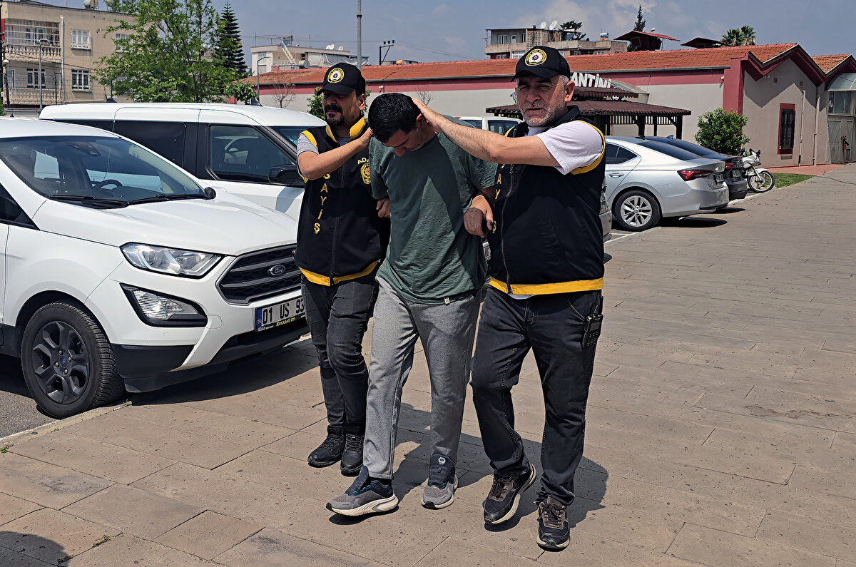 Suçunu itiraf etti, tutuklandı<br><br>Emniyete götürülen Sinan E., ifadesinde, “Caddeden geçerken düğün olduğunu görünce salona girdim. Bir süre oturup, pasta yedikten sonra takı töreni başlayınca kalabalığın arasına girdim. Sadece 6 bin lira ile 200 dolar çaldım” dedi. İşlemlerinin ardından adliyeye sevk edilen Sinan E., çıkarıldığı mahkemede tutuklandı. Şüphelinin evinde ele geçirilen paralar çifte teslim edilirken, eksik kaldığı ileri sürülen kısmı ise bulunamadı.