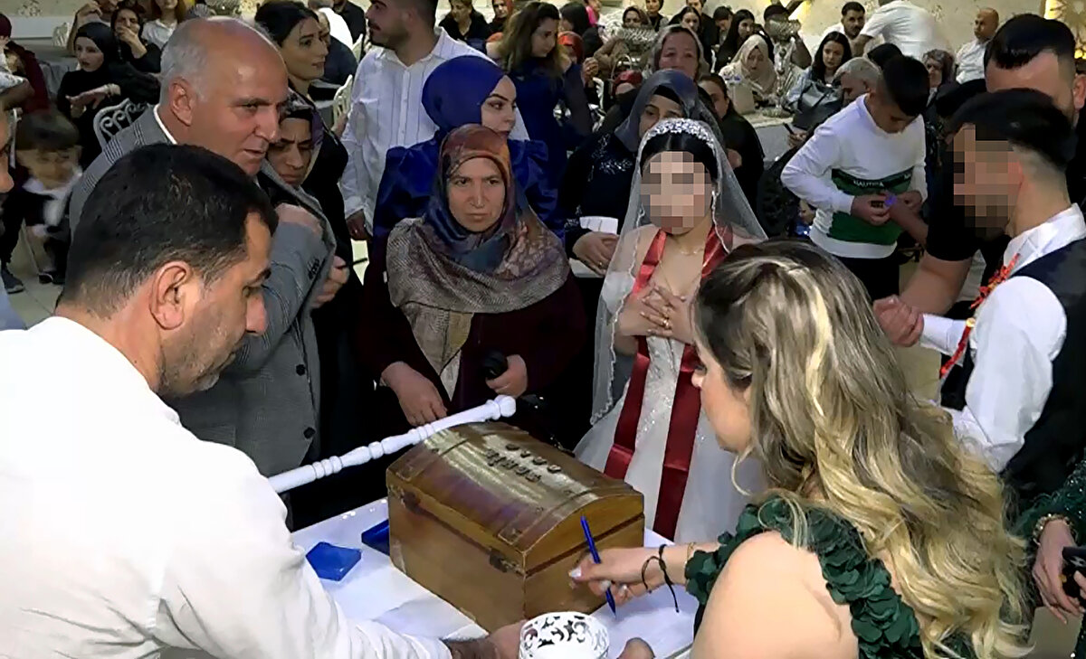 Olay, 27 Nisan’da Sarıçam ilçesi Yıldırım Beyazıt Mahallesi’ndeki bir düğün salonunda meydana geldi. 4 çocuk babası Sinan E., dünya evine giren Sedef Ü. ile Adem Ü. çiftinin düğününe gitti. Çiftin yakınıymış gibi katıldığı düğünde pasta yiyip, meşrubat içen Sinan E., pistte bir süre eğlendi. Daha sonra takı törenine geçilince, Sinan E. de piste çıktı. Takıların anonsunu yapan kişinin yanında bekleyen Sinan E., bir süre çevreyi gözetledikten sonra paraların atıldığı kutuya yaklaştı.