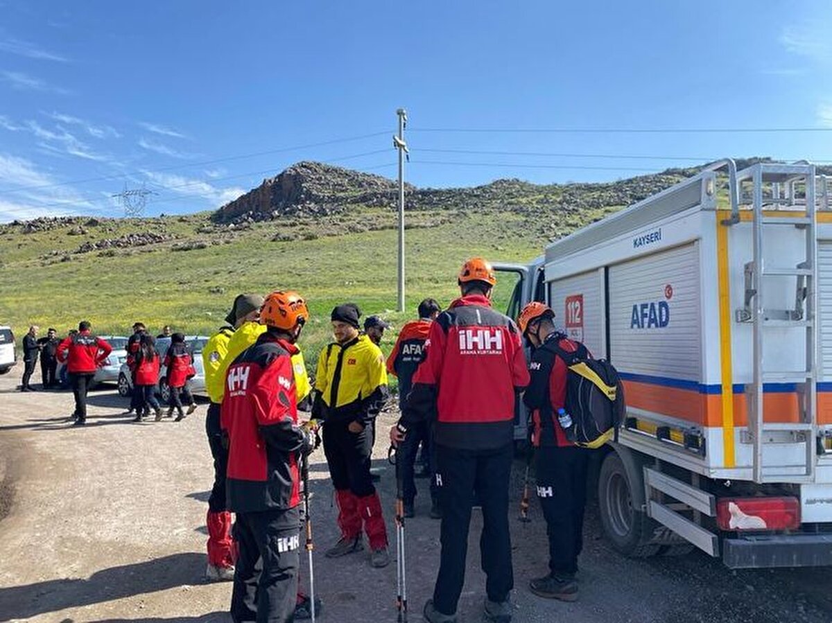 Bu kapsamda bölgeye AFAD, JAK ve İHH ekipleri sevk edildi. Ekiplerin çalışması sonucu İncesu ilçesi Süksün Mahallesi yakınlarındaki boş arazide İsmailoğulları tabancayla vurulmuş halde ölü bulundu.<br><br>SORUŞTURMA DEVAM EDİYOR