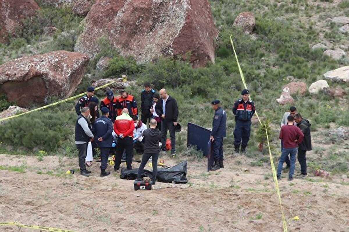 DHA'daki habere göre Niğde Ömer Halisdemir Üniversitesi Matematik Bölümü 4'üncü sınıf öğrencisi İsmailoğulları'nın telefonundan, Kocasinan ilçesi Boğazköprü Mahallesi’nde sinyal alındı.<br><br>SİLAHLA VURULMUŞ HAYATINI KAYBETMİŞ