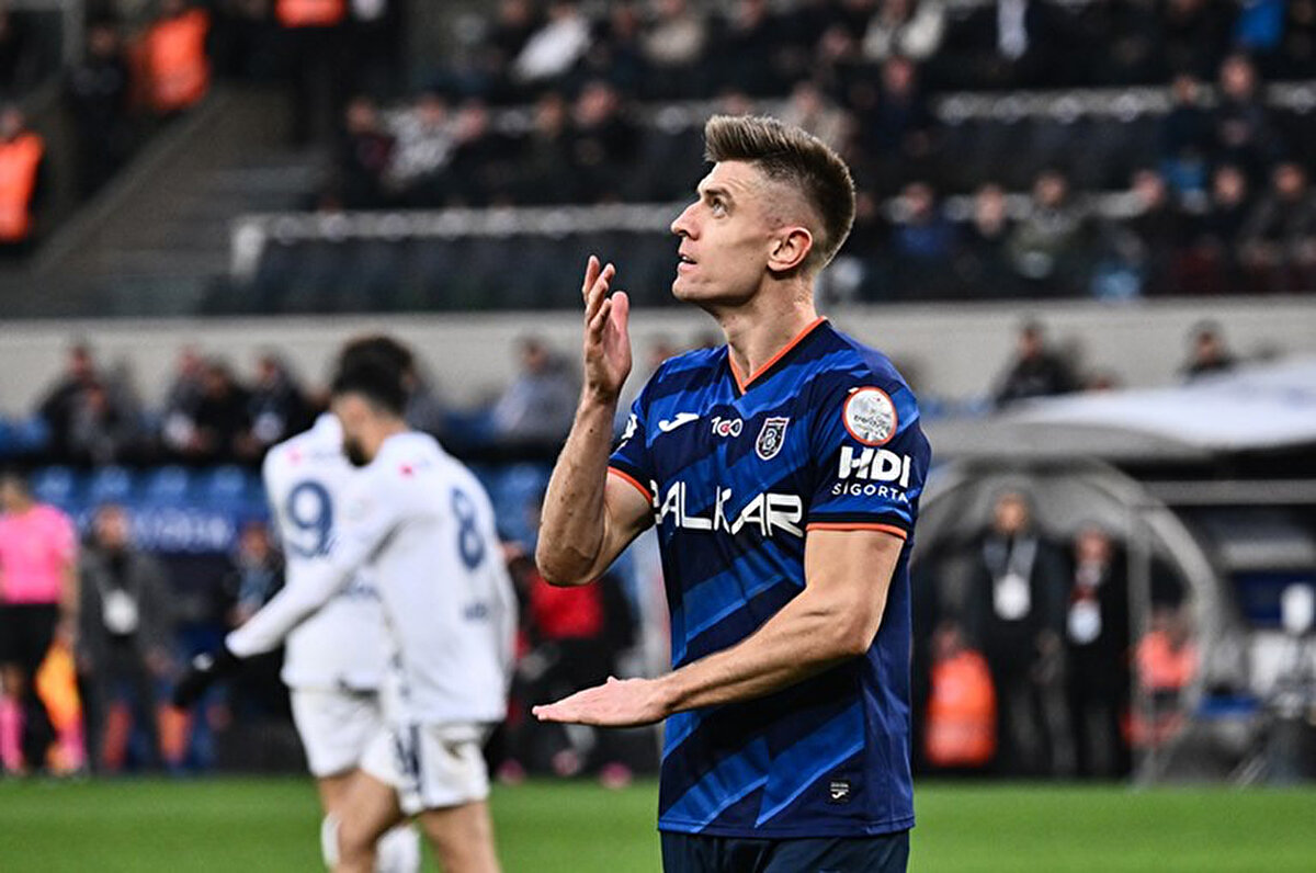 Polonyalı yıldız bu sezon Başakşehir formasıyla 44 maçta forma giydi.<br>