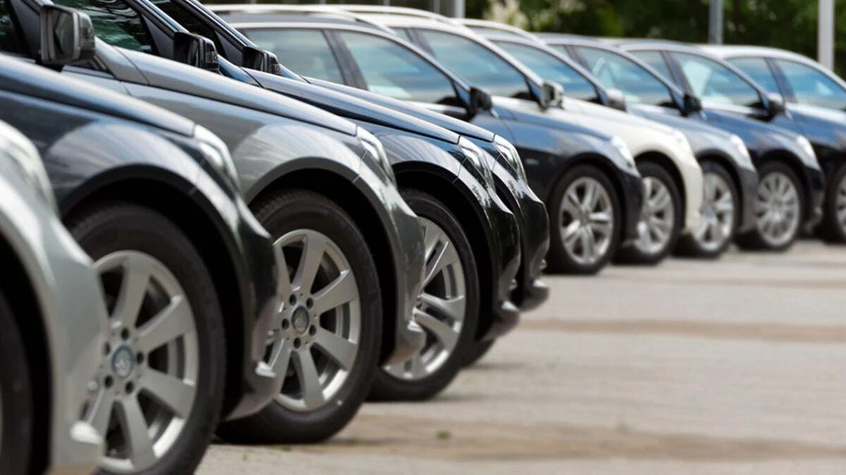 SIFIR OTOMOBİL ALIRKEN DİKKAT<br><br>Sıfır otomobil alırken fabrikadan çıkmış diye kontrol etmeden satın almayın. Sıfır araçlarda da hatalar olabiliyor, kontrollerinizi yapıp teslim alın. Bayilerde boya ölçüm cihazları bulunduğundan dolayı boyasını kontrol edebilir, parçaların vida-somun birleşim yerlerinde oynama olup olmadığını gözle muayene edebilirsiniz.