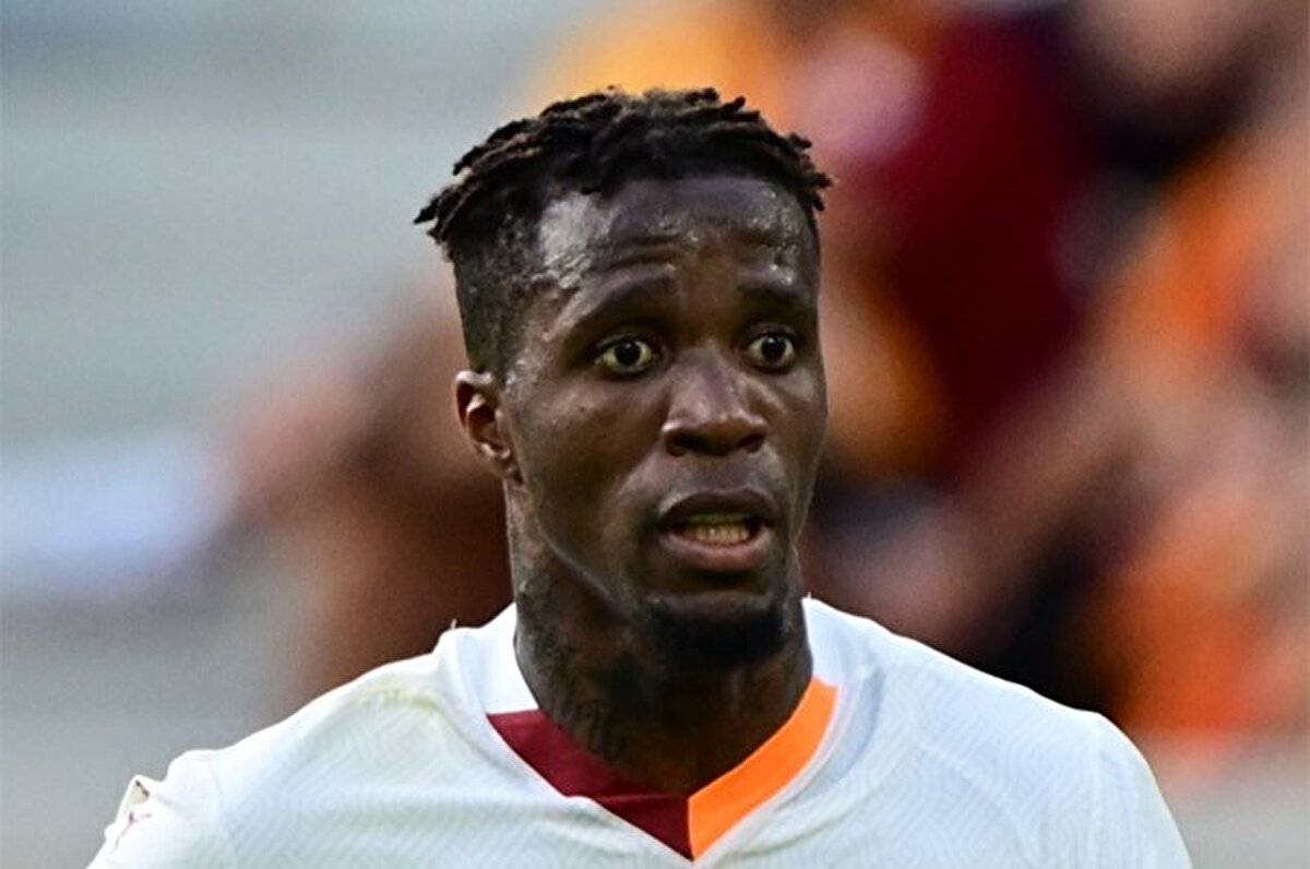 Zaha ayrıca, "Bu soruya neden cevap verdiğimi söyleyeyim; normalde cevaplamayacaktım ama artık o kadar çok Galatasaray taraftarı bana bu konuda mesaj atıyor ki… Ben kiralıktayım, kiralık gönderildim. Hatta sezon öncesi kamptayken hazırlık maçında yüzüme bir şeyler (meşale) atılıyordu..." ifadelerini kullandı.