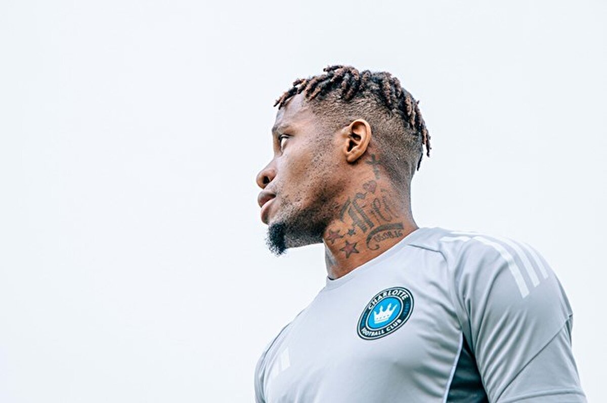 Wilfried Zaha, Instagram hesabından bir Galatasaray taraftarının, "Galatasaray'a geri dönüp dönmeyeceğini bilmek istiyorum. Seni Şampiyonlar Ligi'nde oynarken görmek istiyorum." sözlerine yanıt verdi.